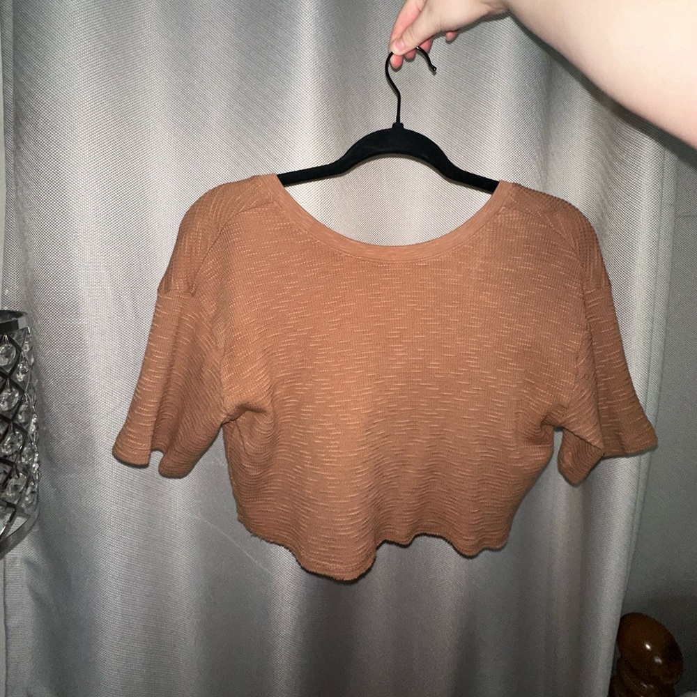 BEAUTIFUL AERIE CROPPED TOP WITH A PRETYY OPEN BACK.😍